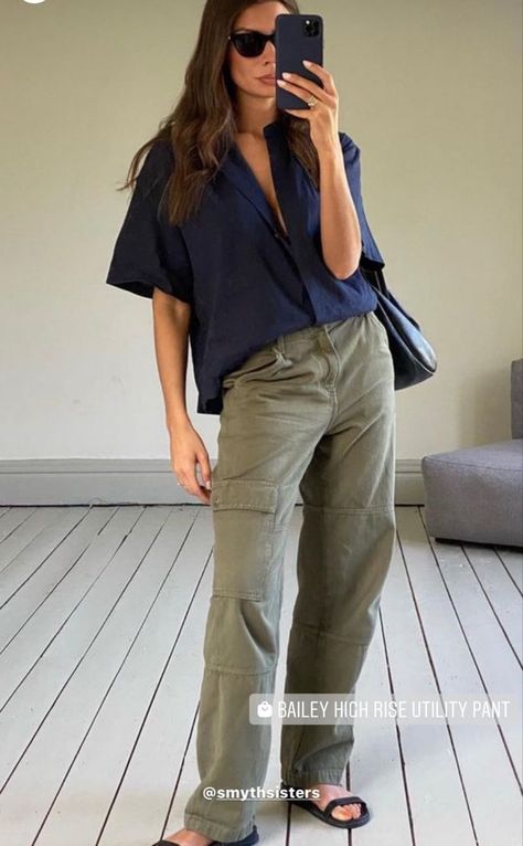 Olive Green Shirt Outfit, Green Cargo Pants Outfit, Colored Pants Outfits, Green Linen Pants, Khaki Pants Outfit, Khakis Outfit, Green Pants Outfit, Easy Outfit Ideas, Linen Pants Outfit