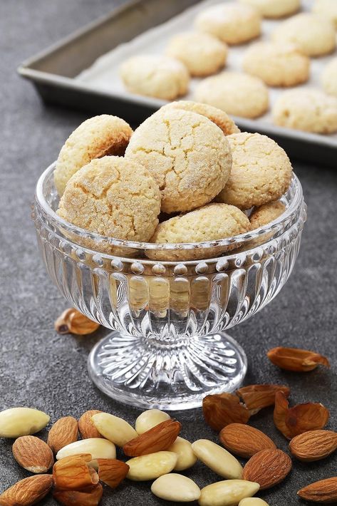 Crispy, Chewy Italian Amaretti Almond Cookies Recipe (5 Ingredients, 30 Minutes) | Cookies | 30Seconds Food Italy Cookies, Amaretti Recipe, Chocolate Almond Biscotti Recipe, Almond Cookie Recipe, Gluten Free Almond Cookies, Amaretti Cookie Recipe, Almond Biscotti Recipe, 30seconds Food, Italian Almond Cookies