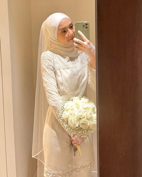 Nikah Attire, Malaysian Wedding, Malay Wedding Dress, Muslim Wedding Photos, Wedding Dresses Hijab Bride, Muslim Wedding Gown, Baju Kahwin, Nikah Outfit, Minimal Wedding Dress