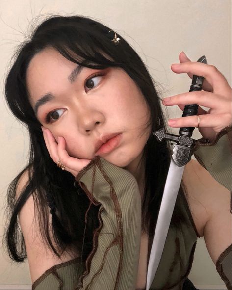 Knife Fighter Character, Cute Poses Reference Female, Poses With Personality, Dynamic Knife Poses, Character Holding Knife Reference, Knife Ideas Design Drawing, Knife In Hand Pose, Holding Knives Reference, Woman With A Knife