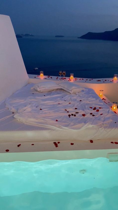 Greece Hotel, Santorini Honeymoon, Moon Hotel, Honeymoon Night, Great Vacation Spots, Love Sunset, Romantic Date Night Ideas, Beach Honeymoon Destinations, Greece Hotels