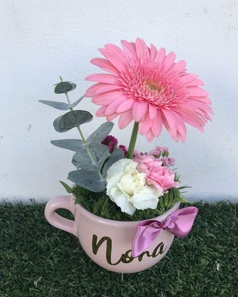 Flowers In Cups Floral Arrangements, Small Flower Arrangements Gift, Cup Flower Arrangements, Flowers In A Teacup, Valentine Flower Arrangements, 10 Mayo, Small Flower Arrangements, Flower Bouquet Diy, Flower Box Gift