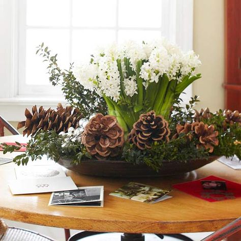 Christmas-Centerpieces-ideas1 - Home Decorating Trends - Homedit Christmas Wedding Centerpieces, Pinecone Centerpiece, Winter Centerpieces, Deco Originale, Christmas Arrangements, Holiday Centerpieces, Christmas Tablescapes, Gorgeous Christmas, Christmas Flowers