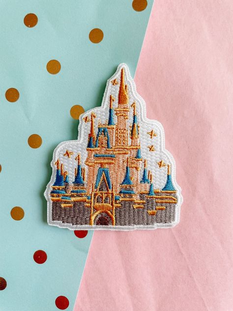 Disney Patches Ideas, Gifts For Disney Lovers, Disney Trip Outfits, Disneyland Castle, Disney Room Decor, Apple Stickers, Family Disney Trip, Disney Patches, Cute Patches