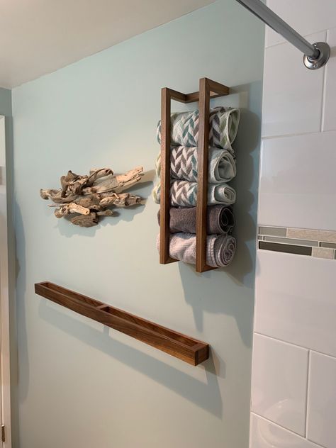 Towel Rack Bathroom Diy, Bathroom Towel Rack Ideas, Wood Towel Holder, Towel Rail Ideas, Bedroom Organizer, Wood Towel Rack, Diy Wooden Wall, Diy Towel Rack, Blanket Holder