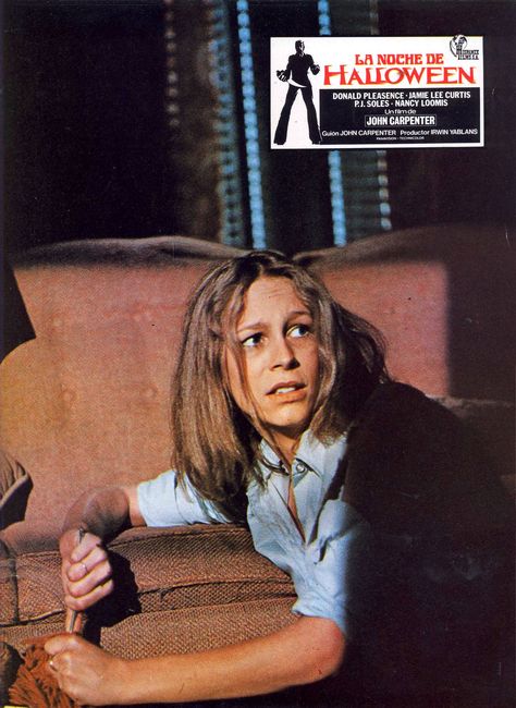 Spanish HALLOWEEN (1978) lobby card. Halloween Movie 1978, Jamie Lee Curtis Young, Jamie Lee Curtis Halloween, Scary Movies To Watch, Halloween Franchise, John Carpenter Halloween, Halloween 1978, Halloween Film, Scary Movie Characters