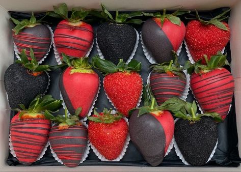 Black Strawberries, Black Dessert, Red Desserts, Red Birthday Party, Red Quince, Chocolate Covered Strawberries Bouquet, Sweet Sixteen Birthday Party Ideas, Sweet 16 Themes, Black Strawberry