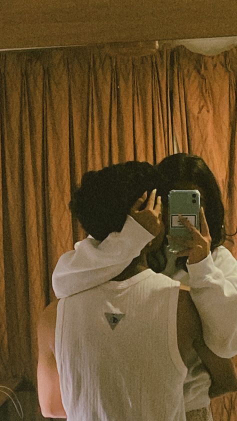 Aesthetic Couples Pics Blur, Mirror Aesthetic Couple Pics, Aesthetic Poses With Boyfriend, Couple Kiss Pic, Pics Ideas With Boyfriend, Couple Poses Kiss, Mirror Pics With Bf, Hot Pics With Hidden Face Short Hair, Same Height Couple