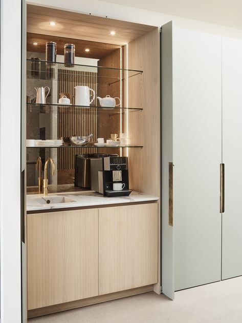 Coffee Wardrobe, Modern Coffee Corner, Built In Drinks Cabinet Kitchen, Luxury Showroom, Coffee Corner Design, Kitchen Display Showroom, Wardrobe With Bar Unit, Kitchen Coffee Corner, Tall Glass Unit Kitchen