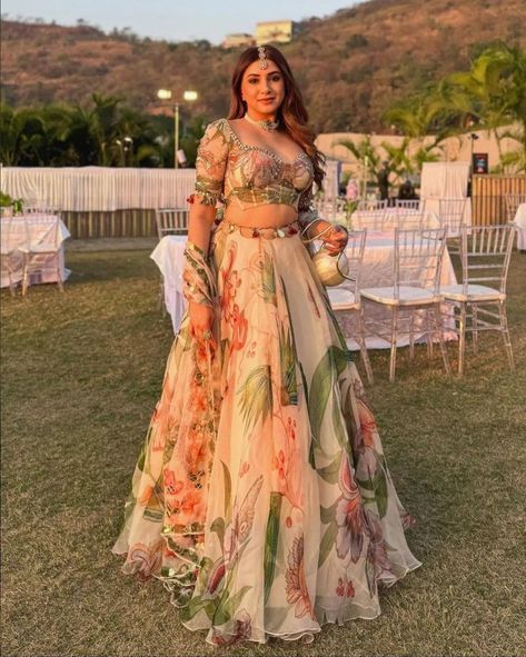 Girlish Lehenga Designs, Bridesmaid Reception Outfits, Indian Lehenga Modern, Indian Wedding Bridesmaids Lehengas, Modern Indian Wedding Outfits Sisters, Floral Indian Outfit, Sagai Outfit, Mehendi Outfits For Bridesmaid, Aesthetic Lehengas