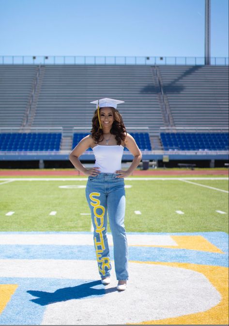 Graduation Outfit Ideas Jeans, Senior Picture Ideas With Balloons, Senior Picture Ideas Black Women 2023, Cute Graduation Outfits Black Women, Senior Picture Day Outfit Highschool, Black Senior Pictures Outfits, High School Senior Picture Outfit Ideas Black Women, Outfit For Senior Pictures, Senior Photo Outfits Black Women