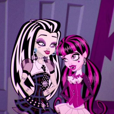 Monster high Frankie and Draculaura Monster High Astethic, Draculaura Aesthetic, Monster High Frankie, Halloween Duos, Disney Best Friends, High Characters, Monster High Pictures, Frankie Stein, Moster High