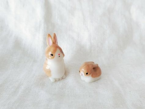 Bunny Ceramic Sculpture, Clay Bunny Easy, Tiny Ceramic Animals, Small Ceramic Animals, Bunny Clay, Polymer Clay Bunny, Clay Bunny, Clay Diy Projects, Polymer Clay Animals