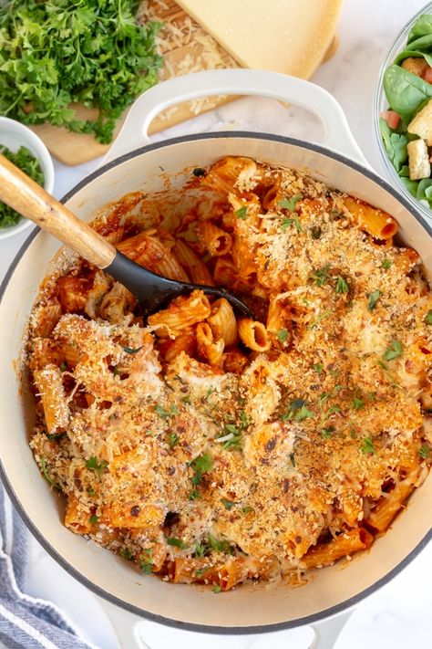 one pot pasta in dutch oven Chicken Parmesan Pasta Recipe, Made To Be A Momma, Easy Dinner Dishes, Dutch Oven Chicken, Parmesan Green Beans, Chicken With Italian Seasoning, Chicken Parmesan Pasta, Creamy Chicken Pasta, Dutch Oven Recipes