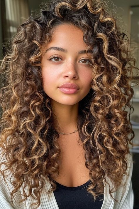 12 Haircut Wonders for Your Round Face Natural Curly Hair Color Ideas, Coloured Curly Hair, Curly Hair Color Ideas Balayage, Curly Hair Colour, Curly Ombre Hair, Curly Hair Specialist, Curly Highlights, Curly Cuts, Curly Cut