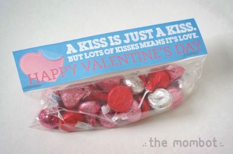 Free printable Valentine's Day baggie topper! Pinterest Valentines, Roses Valentine, Treat Bag Toppers, Blowing Kisses, Valentinstag Party, Happy Hearts Day, Valentine Gifts For Kids, Preschool Valentines, Bag Toppers