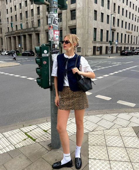 Linda Sza, Printed Skirt Outfit, Loafers Outfit, Trendy Outfit Ideas, Japan Outfit, 2024 Outfits, Animal Print Skirt, Fall Outfit Ideas, Miniskirt Outfits