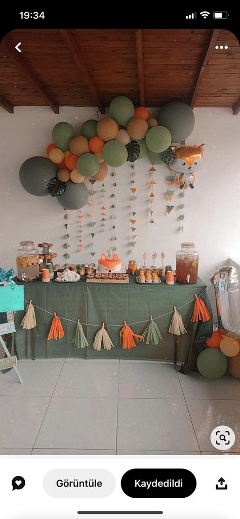 Fox Birthday Decorations, Fox Party Decorations, Simple Diy Birthday Decorations, Simple Bday Decor, Baby Shower Simple Decorations, Fox Party Ideas, Fox Themed Birthday Party, Simple Baby Shower Decor, Woodland Birthday Party Decorations