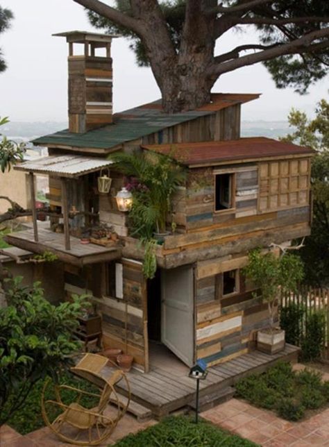 Another amazing tree house! Pallet House, Unusual Homes, Camping Ideas, Wooden House, Little Houses, Play Houses, My Dream Home, Future House, A Tree