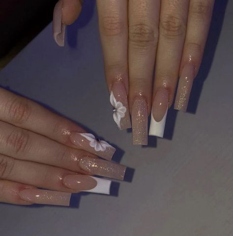 White Nails With Acrylic Flowers, Medium White Nails, French Tip Nails With Flowers, French Tip Nails With Gems, French Nails With Flowers, Marble French Nails, Stickers Mushrooms, Nail Designs Ombre, Nails With Flowers