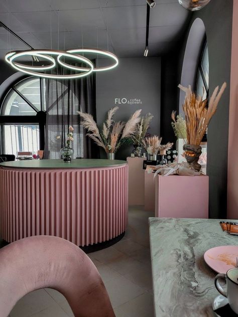 Grey Boutique Interior, Pink And Grey Beauty Salon Ideas, Pink And Grey Salon Decor, Pink And Grey Salon, Salon Interior Design Pink, Nail And Lash Room Ideas, Pink Boutique Interior, Pink Lash Room, Pink Salon Decor