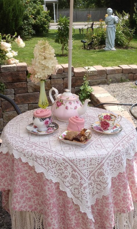 Vintage High Tea, Vintage Tea Parties, Balkon Decor, Tea Party Table, Background Search, Decoration Shabby, High Tea Party, Tea Party Decorations, Party Garden