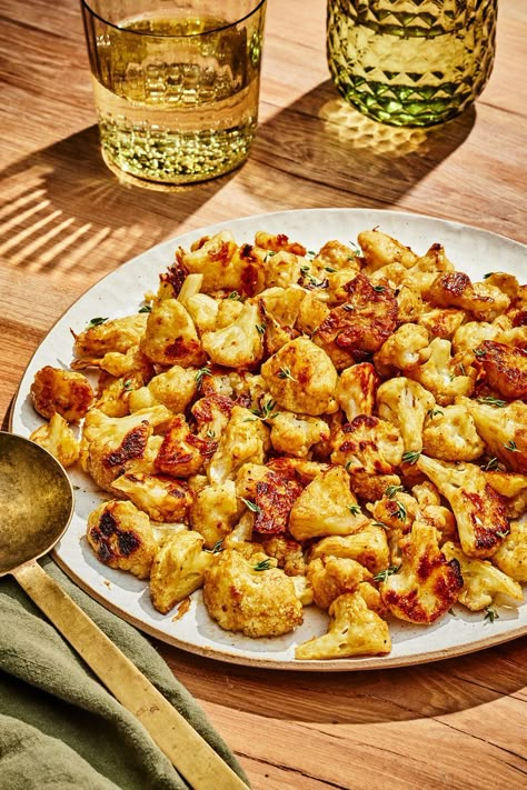 Roasted Honey-Balsamic Cauliflower Is the Recipe You’ve Been Waiting For Roasted Honey Balsamic Cauliflower, Honey Cauliflower Recipes, Honey Roasted Vegetables, Roasted Cauliflower Salad, Cauliflower Dishes, Clean Eating Meal Plan, Super Healthy Recipes, Wellness Recipes, Cauliflower Recipes