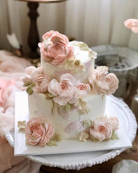 𝑊ℎ𝑖𝑝𝑝𝑒𝑑 𝑐𝑟𝑒𝑎𝑚 𝑓𝑙𝑜𝑤𝑒𝑟𝑠 라넌🤍 | Instagram Whipped Cream Flowers, Flower Buttercream, Flower Piping, Flower Wedding Cake, Whipped Cream Cakes, Cake Cafe, Cake Recipes Easy Homemade, Pistachio Cake, Flowers Cake