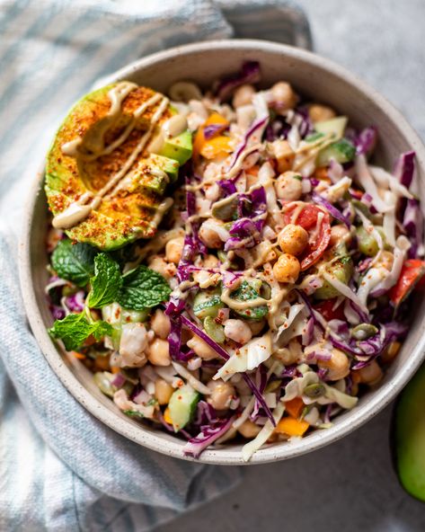 Best Avocado Recipes, Lime Slaw, Risotto Radicchio, Tahini Recipe, Rainbow Salad, Cole Slaw, Hearty Salads, Slaw Recipes, Vegan Bowls