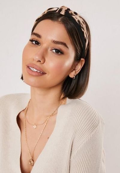 Coiffures tendance 2020 : comment pimper et accessoiriser mon carré court ? - Grazia Asymmetrical Bob Haircuts, Satin Headband, Statement Fashion, Brunette Balayage Hair, Peinados Fáciles Para Cabello Corto, Balayage Brunette, Penteado Cabelo Curto, Trending Hairstyles, Urban Street