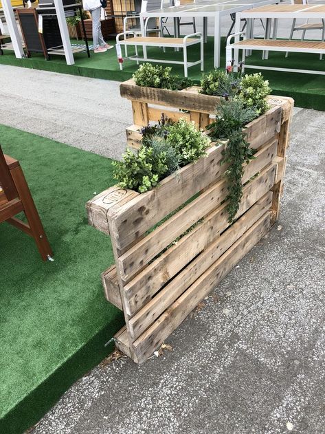 Wooden Pallet Garden, Pallet Garden Walls, Palette Garden, Minwax Stain Colors, Pallet Projects Garden, Diy Backyard Patio, Minwax Stain, Garden Decor Projects, Walled Garden