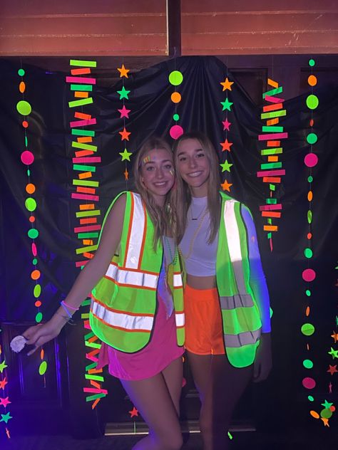 Lumo Party Outfit, Glow Up Party Outfits, Neon Nights Outfit, Fiesta Neon Outfit, Glow Outfits Party Neon, Glow In The Dark Party Outfit, Glow In The Dark Party Ideas Outfit, Glow In The Dark Outfits, Lumo Party