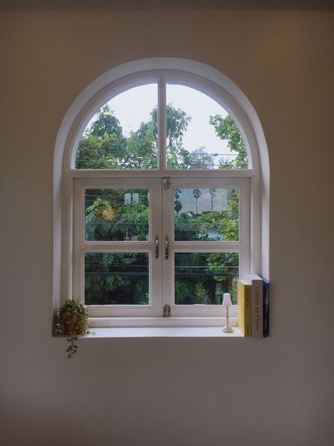 Arched Windows Exterior, Jendela Vintage, Front Window Design, Frameless Windows, Technology Aesthetic, Cute Window, Modern Window Design, Windows Design, Window Seat Design