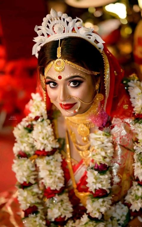 Gold Matha Patti, Bengali Fashion, Bride Groom Photoshoot, Indian Bride Poses, Indian Bride Makeup, Bengali Bridal Makeup, Bride Photos Poses, Matha Patti, Beautiful Bridal Jewelry