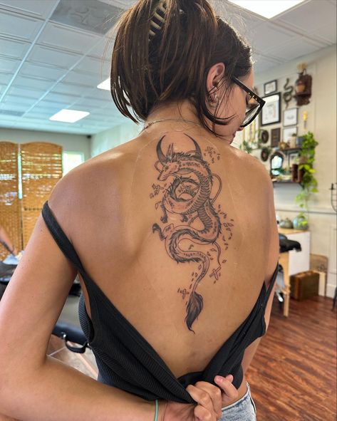 Dragon Tattoo Chinese, Spine Tattoo Dragon, Sumigashi Tattoo, Haku Tattoo Back, Haku Tattoo Design, Haku Back Tattoo, Haku Spine Tattoo, Haku Dragon, Dragon Back Tattoo