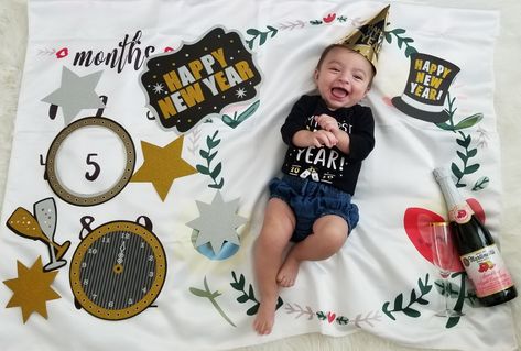 First New Years Baby Pictures, New Year Theme Baby Photoshoot, January Milestone Baby Picture, January Monthly Baby Picture, January Baby Photoshoot Ideas, Holiday Baby Pictures, January Baby, Baby Milestones Pictures, Monthly Baby Pictures