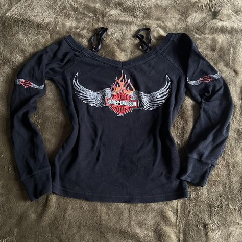 Grunge off shoulder Harley Davidson long sleeve top.... - Depop Y2k Harley Davidson, Y2k Tops Long Sleeve, Harley Davidson Long Sleeve, Harley Davidson Shirt Outfit, Harley Davidson Outfits Woman, Harley Davidson Outfit, Thrift Finds Clothes, Harley Davidson Outfits, Off The Shoulder Y2k