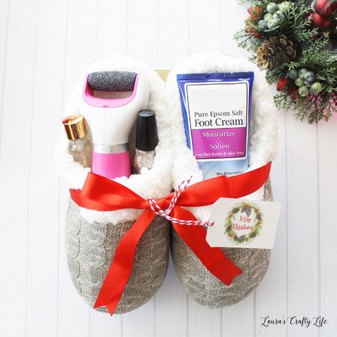 Perfect Pedicure Gift Basket Pedicure Gift Basket, Diy Christmas Baskets, Unique Christmas Gifts Diy, Christmas Gift Baskets Diy, Easy Diy Christmas Gifts, Themed Gift Baskets, Diy Gift Baskets, Pampering Gifts, Festival Diy