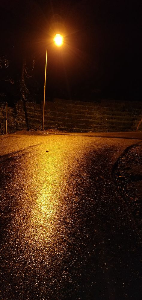 Dim Street Light Aesthetic, Yellow Street Light Aesthetic, Orange Street Lights, Standing Under Street Light, Dim Lights Aesthetic, Yellow Street Light, Light Astetic, Street Light Wallpaper, Street Lamp At Night