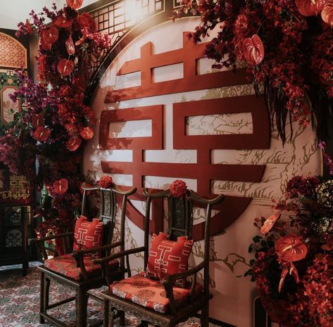 Asian Garden Wedding, Shanghai Theme Wedding, Asian Wedding Stage Decor, Chinese Tea Ceremony Decoration, Chinese Wedding Cabinet, Chinese Wedding Decor Backdrops, Chinese Engagement, Sangjit Decoration, Modern Chinese Tea Ceremony