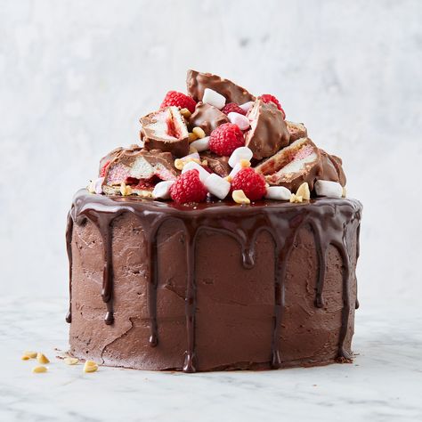 Turn heads with this spectacular mud cake. This easy recipe layers two of our rocky road mudcakes with chocolate frosting and crunchy, gooey toppings. Rocky Road Cake, Road Cake, Rocky Road Brownies, Brownie Cake Recipe, Bitter Chocolate, Cooking Chocolate, Mud Cake, Chocolate Marshmallows, Easy Cake Decorating