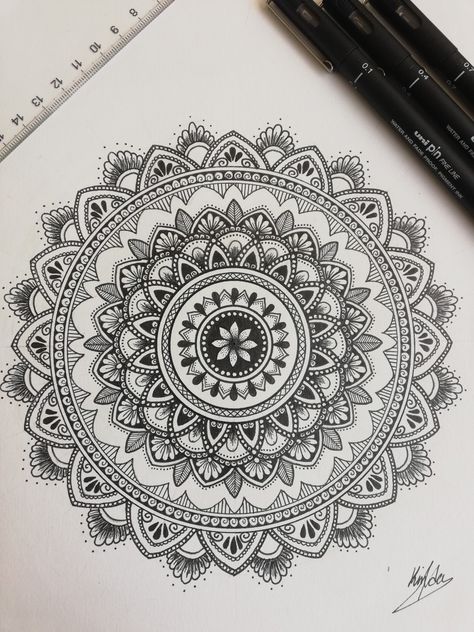 Detailed Mandala Drawing, Detailed Doodle Art, Large Mandala Drawing, Detailed Mandala Art, Easy Drawings Mandala, Mandala Art Gift Ideas, Round Drawing Art, Swastik Mandala, Mandala Sketch Simple