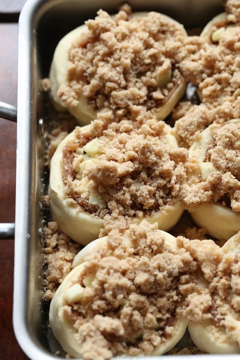 Sweet Roll Recipe, Apple Crumb, Breakfast Rolls, Breakfast Sweets, Diced Apples, Cinnamon Apple, Cinnamon Rolls Homemade, Cinnamon Rolls Recipe, Baking Project