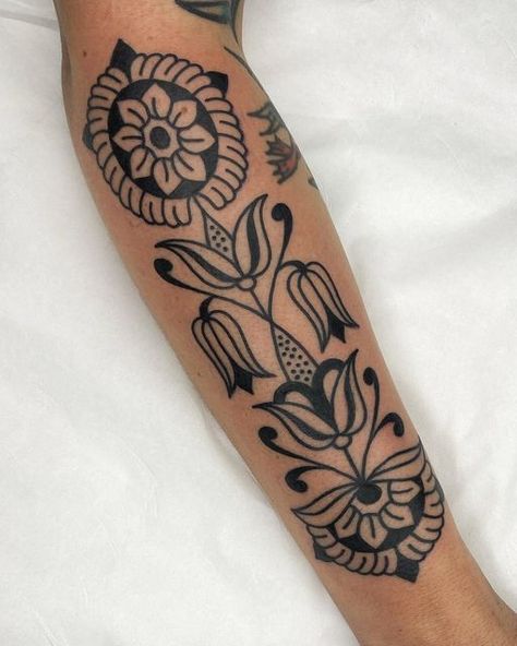 Anana on Instagram: "🌺🌸🌼 @eclipsetattoobarcelona #barcelonatattoo #traditionaltattoo #ornamentaltattoo #folktattoo #folkflowers #blacktattoo #blackwork" Sleeve Inspo Tattoo, Folk Flower Tattoo, Traditional Folk Tattoo, Traditional Tattoo Artwork, Folk Tattoo, Dutch Tattoo, Scandinavian Tattoo, Jagua Tattoo, American Traditional Tattoo Ideas