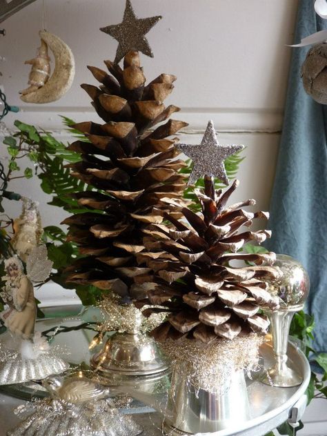 Pinecone Christmas trees. Pine Cone Decorations, Vintage Christmas Tree, Noel Christmas, Christmas Love, Country Christmas, Christmas Centerpieces, Pine Cone, Christmas Deco, Christmas Joy