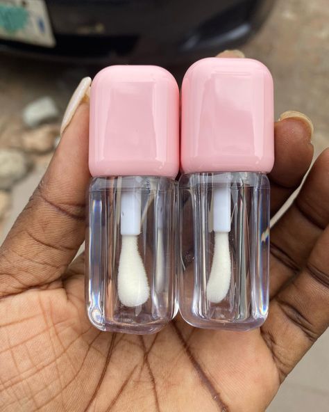 🔆 SQUARE SPOT LIPGLOSS TUBES 🔅 Price👇🏾 730# (a pcs) Moq -6pcs Size-5ml COLOR-pink Launching your cosmetics venture is now simpler than ever with @zoeys_line handling lip gloss wholesale, branding, packaging, and more. Order exclusively through our website for swift delivery: 3-5 days within Nigeria and 24 hours to 3 days within Benin. #GlamourWholesale #versagelbenin #wholesaletubesbenin #versagelnigeria #CosmeticWholesale #MakeupDistributor #BeautySupplyDeals #WholesaleGlow #CosmeticB... Lip Gloss Tubes Design, Brand Mockup, Lipgloss Tubes, Lip Gloss Homemade, Career Vision Board, Lip Gloss Tubes, Branding Packaging, Body Butter, Lip Gloss