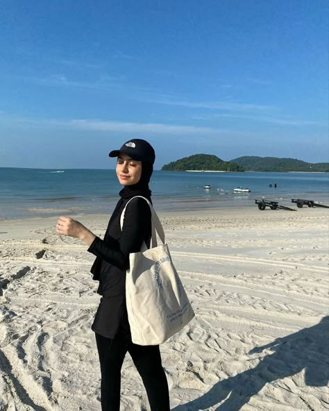 Langkawi Outfit Ideas, Beach Outfit Hijab Style, Hijab Outfit Beach Style, Beach Poses Hijab, Beach Hijab Outfit Ideas, Hijabi Beach Outfit, Hijab Beach Outfit, Beach Outfit Hijab, Poses Hijab