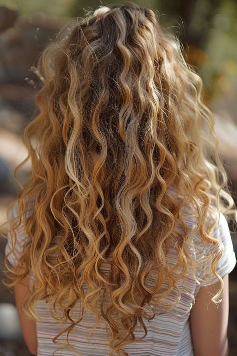 Honey Blonde Hair With Blue Highlights, Curly Blonde Hair Highlights, Honey Blonde Wavy Hair, Honey Blonde Balayage Curly Hair, Honey Blonde Hair Curly, Curly Hair Highlights Blonde, Honey Blonde Curly Hair, Honey Blonde Curls, Blondish Hair