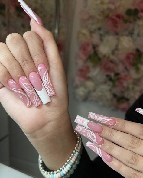 Nails For Bf Birthday, Bf Tip Color Nails, Nails With Numbers Design, Light Pink Acrylic Nails With Initial, Cute Acrylic Nail Designs With Initial, Pink Nails With Initials Acrylic, Pink Acrylic Nails Initial, Buchona Nails Acrylic, Pink Acrylics With Initial