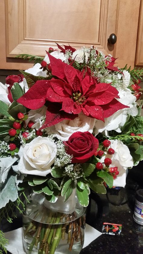 White Poinsettia Wedding Centerpiece, Winter Nails 2022 Trends, Pointsetta Wedding Decor, Winter Nails 2022 Trends Acrylic, White Flowers With Red Accent, Christmas Wedding Bouquet Poinsettia Bridesmaid Dresses, Christmas Wedding Bouquet Poinsettia, Winter Nails 2022, Poinsettia Wedding